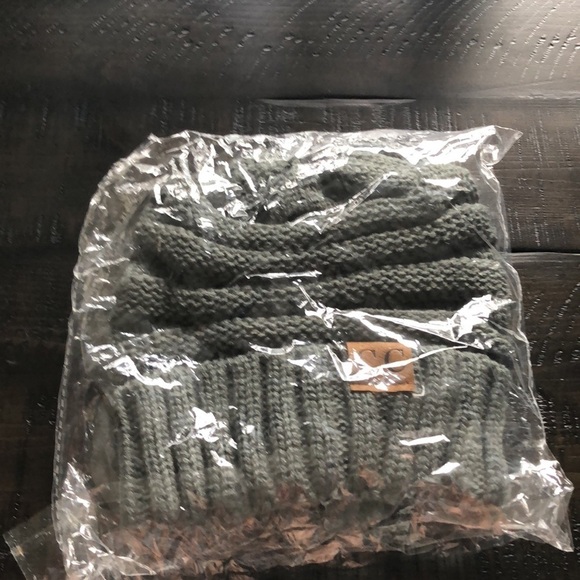 NEW C.C Slouchy Cable Knit Beanie Bundle Gray White One Size Fits Most Acrylic - Picture 9 of 12